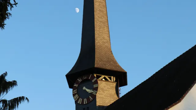 Marthalen 0R1A3180 (Foto: Samuel Lüthi) Marthalen 0R1A3180 — Kirche Marthalen mit Mond (Foto: Samuel Lüthi)