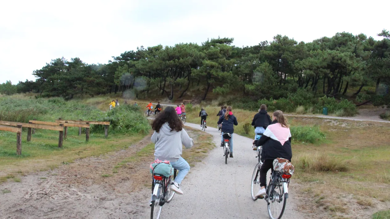 32_Velofahren_in_Terschelling (Foto: Marianne Hablützel) 32_Velofahren_in_Terschelling — Segellager 2022 (Foto: Marianne Hablützel)
