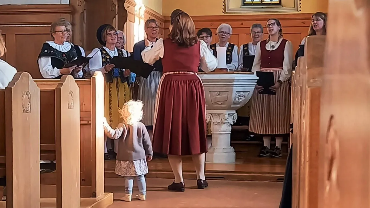 Abschied 20220130_102113-2 (Foto: Susanne Wepfer) Abschied 20220130_102113-2 — Trachtenchor Ossingen mit Kind (Foto: Susanne Wepfer)