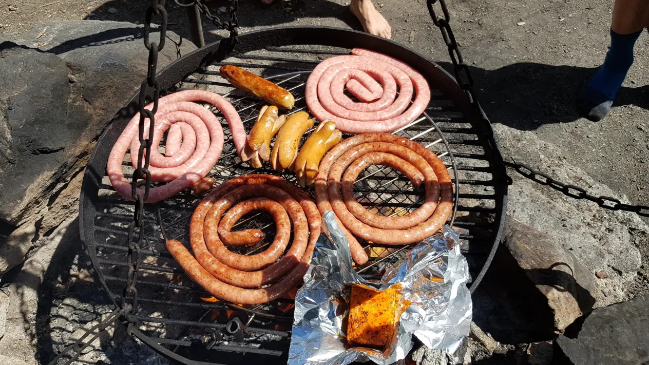 15 Mittwoch Badetag (18) (Foto: Marianne Hablützel) 15 Mittwoch Badetag (18) — Grillieren im Bergplausch-Lager (Foto: Marianne Hablützel)