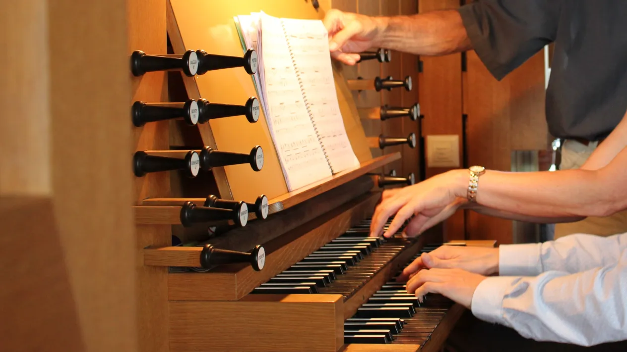 IMG_7671-2 (Foto: Eveline Lüthi) IMG_7671-2 — Vierhändiges Orgelspiel in der Kirche Marthalen (Foto: Eveline Lüthi)